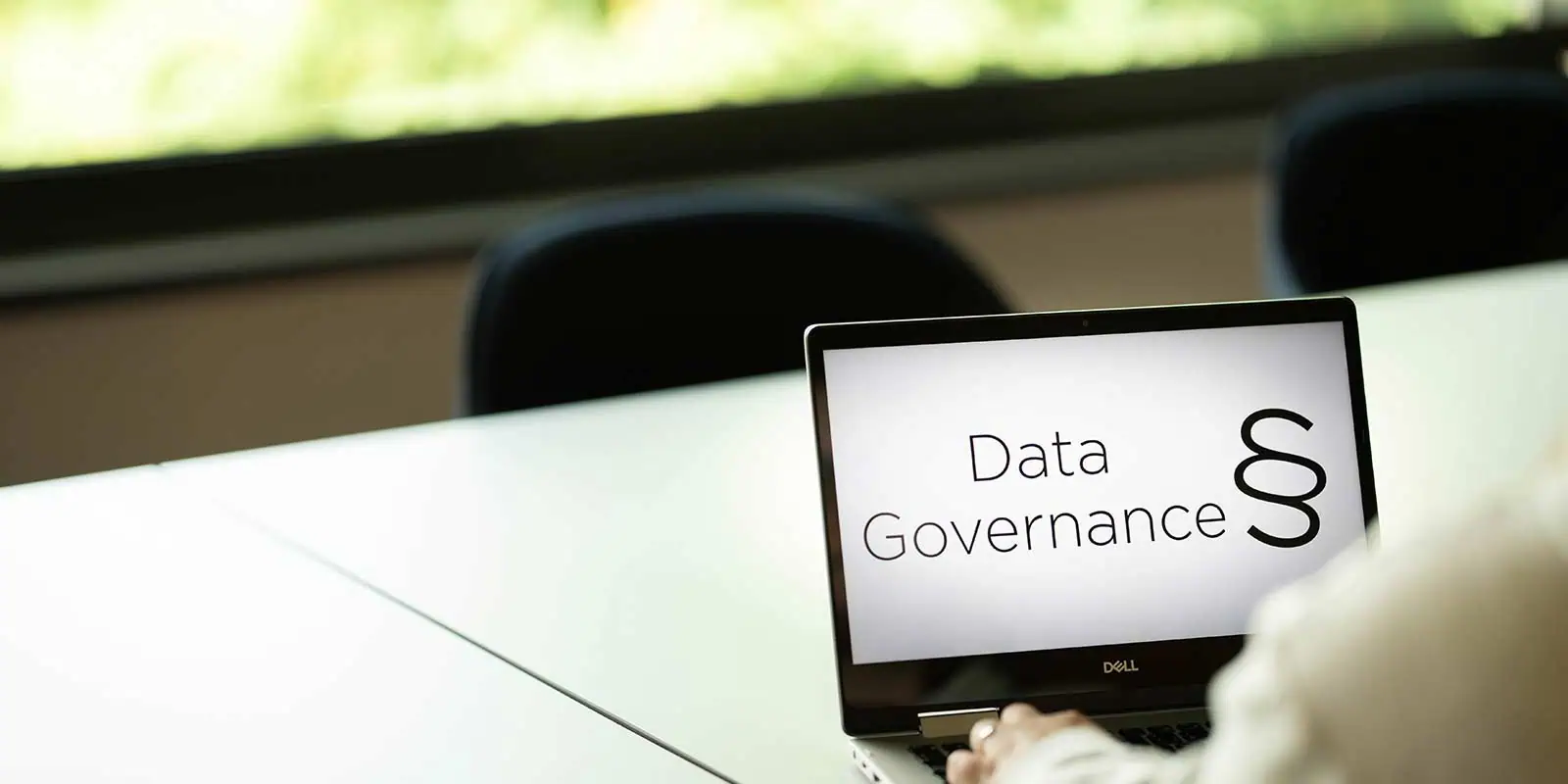 Was ist Data Governance: Headerbild mit Bildschirm, auf dem Data Governance steht.