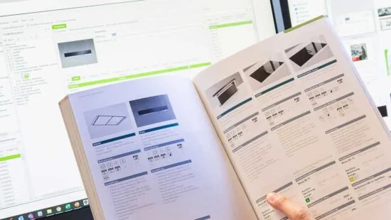 Gedruckter Produktkatalog mit automatisiert erzeugten Produktdaten aus einem digitalen System