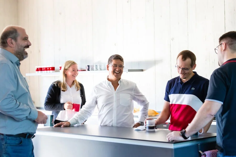 Lachende Personen beim Kaffee trinken