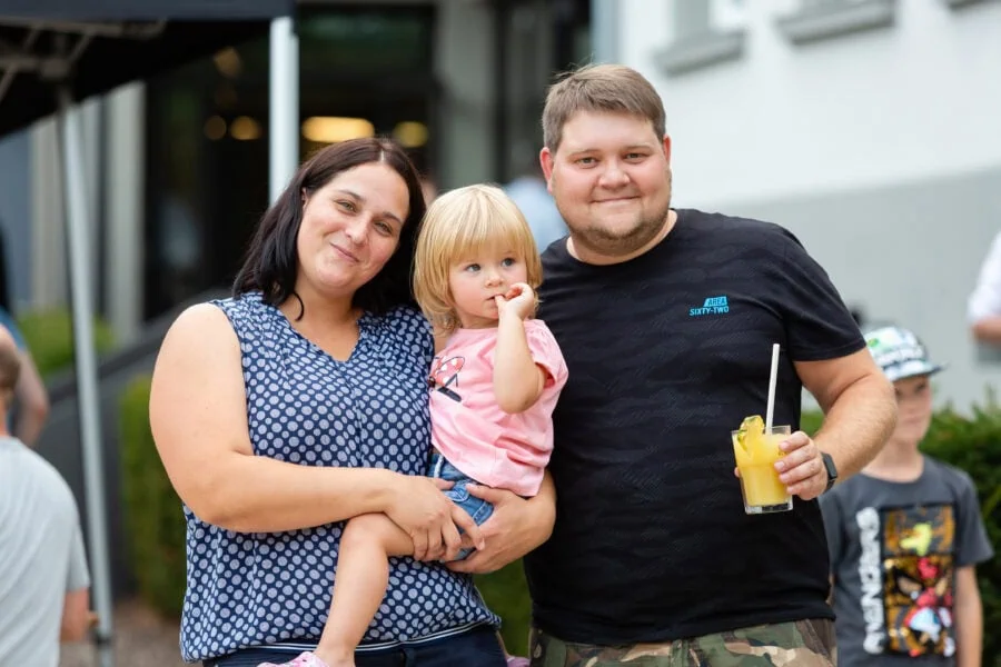 Familie mit Kleinkind beim IANEO Sommerfest
